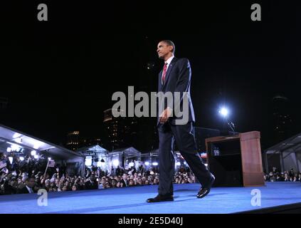 Le président élu Barack Obama sur scène à Grant Park le 4 novembre 2008 à Chicago, Illinois. Le sénateur Barack Obama (D-il) a battu le candidat républicain Senn John McCain (R-AZ) avec une large marge dans l'élection pour devenir le premier président américain afro-américain élu. Photo par Olivier Douliery/ABACAPRESS.COM Banque D'Images