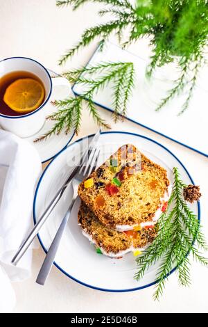 Vue de dessus de deux tranches de gâteau de Noël Stollen avec une tasse de thé Banque D'Images