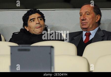 Diego Maradona, entraîneur national de football de la Nouvelle-Argentine, à gauche, et Carlos Bilardo, ancien entraîneur lors du match de football de la Ligue des champions de l'UEFA, Real Madrid vs Juventus de Turin au stade Santiago Bernabeu de Madrid, Espagne, le 5 novembre 2008. Juventus a gagné 2-0. Photo de Steeve McMay/Cameleon/ABACAPRESS.COM Banque D'Images