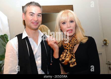 Amanda Lear pose avec le chanteur Yvon Chateigner après son concert au café de la danse à Paris, France, le 6 novembre 2008. Photo de Helder Januario/ABACAPRESS.COM Banque D'Images