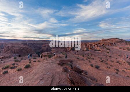 Horseshoe Bend, Arizona / États-Unis - 30 octobre 2014 : les gens se sont alignés au coucher du soleil sur les falaises abruptes du canyon qui surplombent Horseshoe Bend sur le Colorado R. Banque D'Images