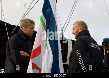 Zinedine Zidane sur le monocoque Yann Elies 'Generali' avant la prestigieuse course Vendee Globe qui commence à les Sables d'Olonne, France, le 8 novembre 2008. Sept des 30 skippers qui quitteront le port pour faire la course autour du monde sans escale, seuls, seront britanniques, un nombre record. La course, qui a lieu tous les quatre ans, a fait d'Ellen MacArthur un nom de famille en 2000, lorsqu'elle a terminé deuxième. Pete Goss a modifié le cours en 1996 pour secourir Raphaël Dinelli après avoir chaviré dans l'océan Austral peu avant que Tony Bullimore ne subisse le même sort. Il a finalement été sauvé de son bateau retourné b Banque D'Images