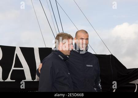 Zinedine Zidane sur le monocoque Yann Elies 'Generali' avant la prestigieuse course Vendee Globe qui commence à les Sables d'Olonne, France, le 8 novembre 2008. Sept des 30 skippers qui quitteront le port pour faire la course autour du monde sans escale, seuls, seront britanniques, un nombre record. La course, qui a lieu tous les quatre ans, a fait d'Ellen MacArthur un nom de famille en 2000, lorsqu'elle a terminé deuxième. Pete Goss a modifié le cours en 1996 pour secourir Raphaël Dinelli après avoir chaviré dans l'océan Austral peu avant que Tony Bullimore ne subisse le même sort. Il a finalement été sauvé de son bateau retourné b Banque D'Images