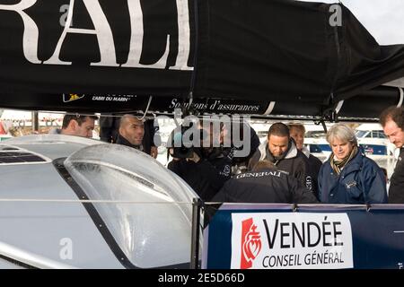 Zinedine Zidane sur le monocoque Yann Elies 'Generali' avant la prestigieuse course Vendee Globe qui commence à les Sables d'Olonne, France, le 8 novembre 2008. Sept des 30 skippers qui quitteront le port pour faire la course autour du monde sans escale, seuls, seront britanniques, un nombre record. La course, qui a lieu tous les quatre ans, a fait d'Ellen MacArthur un nom de famille en 2000, lorsqu'elle a terminé deuxième. Pete Goss a modifié le cours en 1996 pour secourir Raphaël Dinelli après avoir chaviré dans l'océan Austral peu avant que Tony Bullimore ne subisse le même sort. Il a finalement été sauvé de son bateau retourné b Banque D'Images