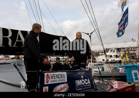 Zinedine Zidane sur le monocoque Yann Elies 'Generali' avant la prestigieuse course Vendee Globe qui commence à les Sables d'Olonne, France, le 8 novembre 2008. Sept des 30 skippers qui quitteront le port pour faire la course autour du monde sans escale, seuls, seront britanniques, un nombre record. La course, qui a lieu tous les quatre ans, a fait d'Ellen MacArthur un nom de famille en 2000, lorsqu'elle a terminé deuxième. Pete Goss a modifié le cours en 1996 pour secourir Raphaël Dinelli après avoir chaviré dans l'océan Austral peu avant que Tony Bullimore ne subisse le même sort. Il a finalement été sauvé de son bateau retourné b Banque D'Images