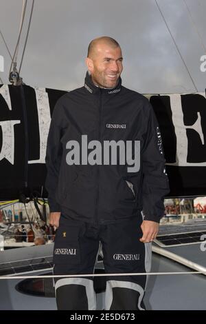 Zinedine Zidane sur le monocoque Yann Elies 'Generali' avant la prestigieuse course Vendee Globe qui commence à les Sables d'Olonne, France, le 8 novembre 2008. Sept des 30 skippers qui quitteront le port pour faire la course autour du monde sans escale, seuls, seront britanniques, un nombre record. La course, qui a lieu tous les quatre ans, a fait d'Ellen MacArthur un nom de famille en 2000, lorsqu'elle a terminé deuxième. Pete Goss a modifié le cours en 1996 pour secourir Raphaël Dinelli après avoir chaviré dans l'océan Austral peu avant que Tony Bullimore ne subisse le même sort. Il a finalement été sauvé de son bateau retourné b Banque D'Images