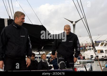 Zinedine Zidane sur le monocoque Yann Elies 'Generali' avant la prestigieuse course Vendee Globe qui commence à les Sables d'Olonne, France, le 8 novembre 2008. Sept des 30 skippers qui quitteront le port pour faire la course autour du monde sans escale, seuls, seront britanniques, un nombre record. La course, qui a lieu tous les quatre ans, a fait d'Ellen MacArthur un nom de famille en 2000, lorsqu'elle a terminé deuxième. Pete Goss a modifié le cours en 1996 pour secourir Raphaël Dinelli après avoir chaviré dans l'océan Austral peu avant que Tony Bullimore ne subisse le même sort. Il a finalement été sauvé de son bateau retourné b Banque D'Images