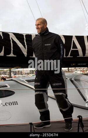 Zinedine Zidane sur le monocoque Yann Elies 'Generali' avant la prestigieuse course Vendee Globe qui commence à les Sables d'Olonne, France, le 8 novembre 2008. Sept des 30 skippers qui quitteront le port pour faire la course autour du monde sans escale, seuls, seront britanniques, un nombre record. La course, qui a lieu tous les quatre ans, a fait d'Ellen MacArthur un nom de famille en 2000, lorsqu'elle a terminé deuxième. Pete Goss a modifié le cours en 1996 pour secourir Raphaël Dinelli après avoir chaviré dans l'océan Austral peu avant que Tony Bullimore ne subisse le même sort. Il a finalement été sauvé de son bateau retourné b Banque D'Images