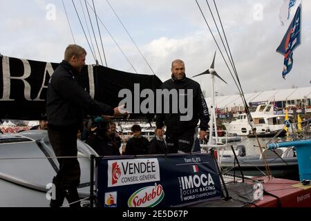 Zinedine Zidane sur le monocoque Yann Elies 'Generali' avant la prestigieuse course Vendee Globe qui commence à les Sables d'Olonne, France, le 8 novembre 2008. Sept des 30 skippers qui quitteront le port pour faire la course autour du monde sans escale, seuls, seront britanniques, un nombre record. La course, qui a lieu tous les quatre ans, a fait d'Ellen MacArthur un nom de famille en 2000, lorsqu'elle a terminé deuxième. Pete Goss a modifié le cours en 1996 pour secourir Raphaël Dinelli après avoir chaviré dans l'océan Austral peu avant que Tony Bullimore ne subisse le même sort. Il a finalement été sauvé de son bateau retourné b Banque D'Images