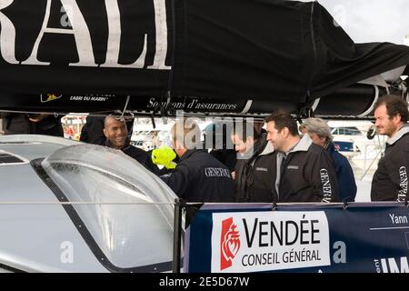 Zinedine Zidane sur le monocoque Yann Elies 'Generali' avant la prestigieuse course Vendee Globe qui commence à les Sables d'Olonne, France, le 8 novembre 2008. Sept des 30 skippers qui quitteront le port pour faire la course autour du monde sans escale, seuls, seront britanniques, un nombre record. La course, qui a lieu tous les quatre ans, a fait d'Ellen MacArthur un nom de famille en 2000, lorsqu'elle a terminé deuxième. Pete Goss a modifié le cours en 1996 pour secourir Raphaël Dinelli après avoir chaviré dans l'océan Austral peu avant que Tony Bullimore ne subisse le même sort. Il a finalement été sauvé de son bateau retourné b Banque D'Images