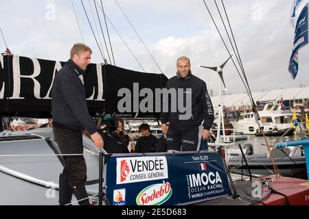 Zinedine Zidane sur le monocoque Yann Elies 'Generali' avant la prestigieuse course Vendee Globe qui commence à les Sables d'Olonne, France, le 8 novembre 2008. Sept des 30 skippers qui quitteront le port pour faire la course autour du monde sans escale, seuls, seront britanniques, un nombre record. La course, qui a lieu tous les quatre ans, a fait d'Ellen MacArthur un nom de famille en 2000, lorsqu'elle a terminé deuxième. Pete Goss a modifié le cours en 1996 pour secourir Raphaël Dinelli après avoir chaviré dans l'océan Austral peu avant que Tony Bullimore ne subisse le même sort. Il a finalement été sauvé de son bateau retourné b Banque D'Images