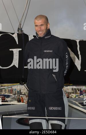 Zinedine Zidane sur le monocoque Yann Elies 'Generali' avant la prestigieuse course Vendee Globe qui commence à les Sables d'Olonne, France, le 8 novembre 2008. Sept des 30 skippers qui quitteront le port pour faire la course autour du monde sans escale, seuls, seront britanniques, un nombre record. La course, qui a lieu tous les quatre ans, a fait d'Ellen MacArthur un nom de famille en 2000, lorsqu'elle a terminé deuxième. Pete Goss a modifié le cours en 1996 pour secourir Raphaël Dinelli après avoir chaviré dans l'océan Austral peu avant que Tony Bullimore ne subisse le même sort. Il a finalement été sauvé de son bateau retourné b Banque D'Images