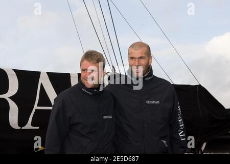 Zinedine Zidane sur le monocoque Yann Elies 'Generali' avant la prestigieuse course Vendee Globe qui commence à les Sables d'Olonne, France, le 8 novembre 2008. Sept des 30 skippers qui quitteront le port pour faire la course autour du monde sans escale, seuls, seront britanniques, un nombre record. La course, qui a lieu tous les quatre ans, a fait d'Ellen MacArthur un nom de famille en 2000, lorsqu'elle a terminé deuxième. Pete Goss a modifié le cours en 1996 pour secourir Raphaël Dinelli après avoir chaviré dans l'océan Austral peu avant que Tony Bullimore ne subisse le même sort. Il a finalement été sauvé de son bateau retourné b Banque D'Images