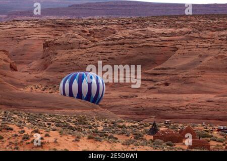 Page, Arizona / États-Unis - 31 octobre 2014 : un participant à la régate de montgolfières du lac Powell flotte dans un canyon en grès près de page, en Arizona. Banque D'Images