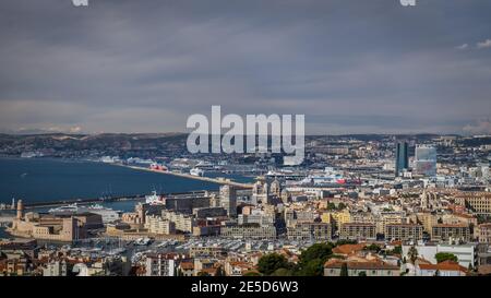 Marseille, France, octobre 2020, vue panoramique de la ville sur la côte méditerranéenne dans le sud de la France Banque D'Images