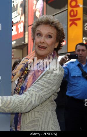 **PHOTO DE FICHIER** Cloris Leachman est décédé à 94. Cloris Leachman dévoile sa nouvelle annonce PETA à Times Square à New York. 31 mars 2009 . Crédit: Dennis Van Tine/MediaPunch crédit: MediaPunch Inc/Alamy Live News Banque D'Images