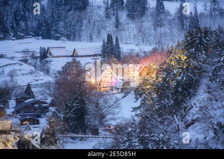 La nuit, Shirakawa-Go, Gifu, Japon Banque D'Images