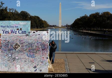 Les gens laissent des messages de félicitations au président américain élu Barack Obama au Lincoln Memorial à Washington, DC, USA, le 11 novembre 2008. L'exposition se tient au pied du Lincoln Memorial, un lieu symbolique dédié au président de la guerre civile Abraham Lincoln qui a lutté pour mettre fin à l'esclavage, et le site du légendaire discours « J'ai un rêve » du héros des droits civils Martin Luther King. Photo par Olivier Douliery/ABACAPRESS.COM Banque D'Images