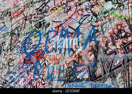 Les gens laissent des messages de félicitations au président américain élu Barack Obama au Lincoln Memorial à Washington, DC, USA, le 11 novembre 2008. L'exposition se tient au pied du Lincoln Memorial, un lieu symbolique dédié au président de la guerre civile Abraham Lincoln qui a lutté pour mettre fin à l'esclavage, et le site du légendaire discours « J'ai un rêve » du héros des droits civils Martin Luther King. Photo par Olivier Douliery/ABACAPRESS.COM Banque D'Images