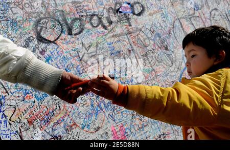 Les gens laissent des messages de félicitations au président américain élu Barack Obama au Lincoln Memorial à Washington, DC, USA, le 11 novembre 2008. L'exposition se tient au pied du Lincoln Memorial, un lieu symbolique dédié au président de la guerre civile Abraham Lincoln qui a lutté pour mettre fin à l'esclavage, et le site du légendaire discours « J'ai un rêve » du héros des droits civils Martin Luther King. Photo par Olivier Douliery/ABACAPRESS.COM Banque D'Images