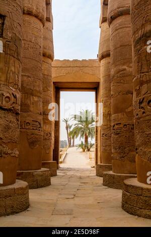 Vue à travers les majestueuses colonnes du temple de Karnak à travers une porte, Louxor Banque D'Images