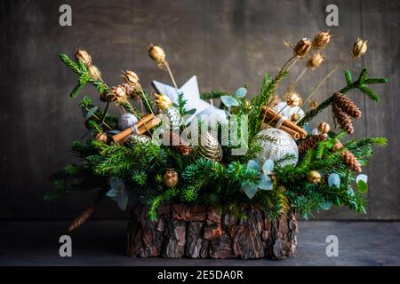 Décoration bougie de Noël avec cornets de pin et branches de sapin Banque D'Images
