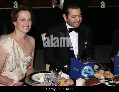 L'actrice Sigourney Weaver et le prince Moulay Rachid du Maroc posent lors du dîner d'ouverture du 8e 'Festival du film Marratech' à Marrakech, Maroc, le 14 novembre 2008. Photo de Denis Guignebourg/ABACAPRESS.COM Banque D'Images