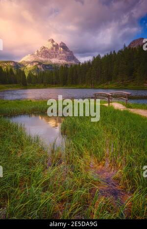 Réflexions de montagne dans le lac Antorno au coucher du soleil, Belluno, Vénétie, Italie Banque D'Images