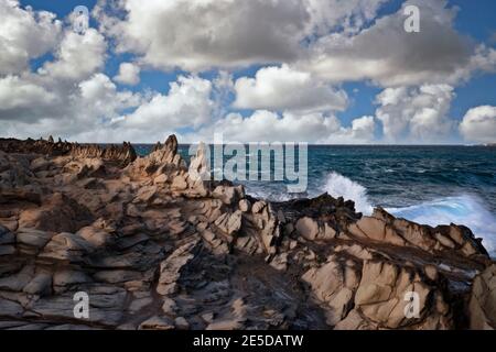 L’érosion par le vent et les vagues contre cette roche de lave a formé les dents du Dragon à Makaluapuna point sur l’île de Maui à Hawaï. Banque D'Images