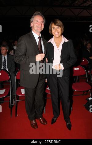 Le maire d'Auxerre, Guy Ferez, et la ministre de la Culture, Christine Albanel, assistent à la cérémonie de clôture du 9e Festival international de musique et de cinéma à Auxerre, en France, le 15 novembre 2008. Photo de Benoit Pinguet/ABACAPRESS.COM Banque D'Images