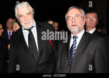 L'acteur français Jacques Weber avec le président du Conseil général d'Yonne, l'adjoint Jean-Marie Rolland participe à la clôture du 9e Festival international de musique et de cinéma à Auxerre, France, le 15 novembre 2008. Photo de Benoit Pinguet/ABACAPRESS.COM Banque D'Images