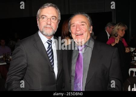 Le député Jean-Marie Rolland, avec l'acteur français Jean-Marc Thibault, participe à la clôture du 9e Festival international de musique et de cinéma à Auxerre, en France, le 15 novembre 2008. Photo de Benoit Pinguet/ABACAPRESS.COM Banque D'Images