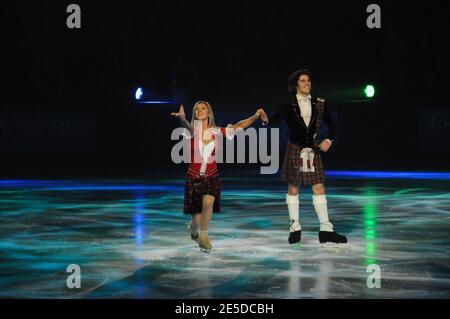 En Grande-Bretagne, Sinead Kerr et John Kerr se produisent le jour de l'exposition du trophée Eric Bompard, le quatrième de la série de patinage artistique en six étapes du Grand Prix à Paris-Bercy, le 16 novembre 2008. Photo de Thierry Plessis/ABACAPRESS.COM Banque D'Images