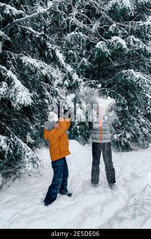 Deux enfants ayant un combat de boule de neige en montagne, Bulgarie Banque D'Images