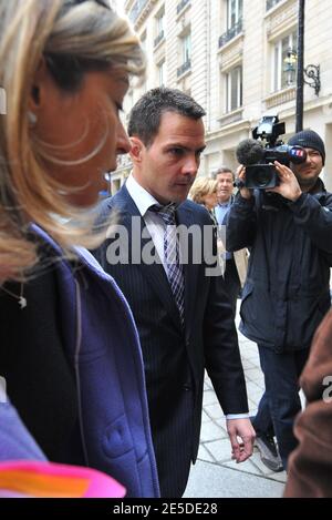 L'ancien négociant français Jerome Kerviel de la banque française Société générale (SG) arrive avec son avocat Caroline Wassermann pour une audition par le juge Renaud Van Ruymbeke à l'unité d'enquête financière (Pôle financier) du palais de justice de Paris, le 19 novembre 2008. Kerviel, accusé d'avoir causé des pertes de plusieurs milliards d'euros, aurait abusé de la confiance de ses patrons et exploité des trous dans le système de sécurité de la banque, a été accusé en août 2008 de « complicité d'insertion frauduleuse de données dans un système informatique ». Un de ses avocats a dit le 12 octobre 2008 que la fiche de Kerviel Banque D'Images