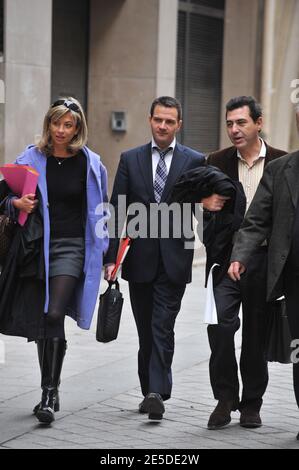 L'ancien Trader français Jerome Kerviel (C) de la banque française Société générale (SG) arrive avec ses avocats Caroline Wassermann (L) et Bernard Benaiem (R) pour une audition par le juge Renaud Van Ruymbeke, magistrat d'investigation, à l'unité d'enquête financière (pôle financier) du palais de justice de Paris, France, le 19 novembre 2008. Kerviel, accusé d'avoir causé des pertes de plusieurs milliards d'euros, aurait abusé de la confiance de ses patrons et exploité des trous dans le système de sécurité de la banque, a été accusé en août 2008 de « complicité d'insertion frauduleuse de données dans un système informatique ». Un de ses avocats a dit le octobre Banque D'Images