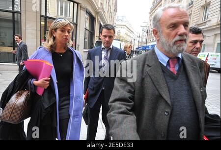 L'ancien Trader français Jerome Kerviel (2e L) de la banque française Société générale (SG) arrive avec ses avocats Caroline Wassermann (L), Bernard Benaiem (arrière-plan, R) et Francis Tissot (premier plan) pour une audience du magistrat instructeur, le juge Renaud Van Ruymbeke, à l'unité d'enquête financière (pôle financier) du palais de justice de Paris, France le 19 novembre 2008. Kerviel, accusé d'avoir causé des pertes de plusieurs milliards d'euros, aurait abusé de la confiance de ses patrons et exploité des trous dans le système de sécurité de la banque, a été accusé en août 2008 de "complicité d'insérer frauduleusement des données dans un ordinateur Banque D'Images