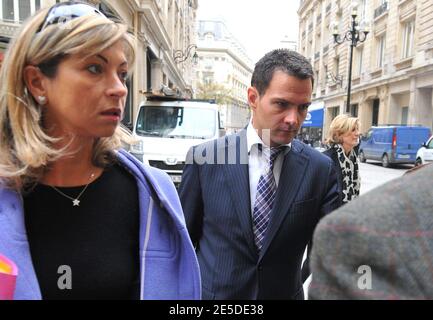 L'ancien négociant français Jerome Kerviel de la banque française Société générale (SG) arrive avec son avocat Caroline Wassermann pour une audition par le juge Renaud Van Ruymbeke à l'unité d'enquête financière (Pôle financier) du palais de justice de Paris, le 19 novembre 2008. Kerviel, accusé d'avoir causé des pertes de plusieurs milliards d'euros, aurait abusé de la confiance de ses patrons et exploité des trous dans le système de sécurité de la banque, a été accusé en août 2008 de « complicité d'insertion frauduleuse de données dans un système informatique ». Un de ses avocats a dit le 12 octobre 2008 que la fiche de Kerviel Banque D'Images