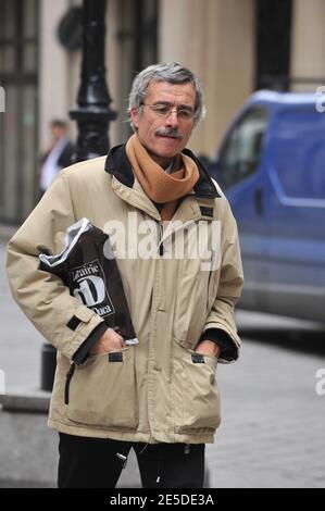 Le 19 novembre 2008, le juge Renaud Van Ruymbeke, juge d'instruction, se présente à l'audience de l'ancien Trader français Jerome Kerviel de la banque française Société générale (SG) à l'unité d'enquête financière (pôle financier) du palais de justice de Paris. Kerviel, accusé d'avoir causé des pertes de plusieurs milliards d'euros, aurait abusé de la confiance de ses patrons et exploité des trous dans le système de sécurité de la banque, a été accusé en août 2008 de « complicité d'insertion frauduleuse de données dans un système informatique ». Un de ses avocats a déclaré le 12 octobre 2008 que les opérations fictives de Kerviel étaient validées par t Banque D'Images