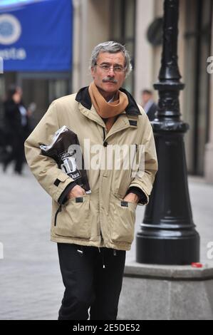 Le 19 novembre 2008, le juge Renaud Van Ruymbeke, juge d'instruction, se présente à l'audience de l'ancien Trader français Jerome Kerviel de la banque française Société générale (SG) à l'unité d'enquête financière (pôle financier) du palais de justice de Paris. Kerviel, accusé d'avoir causé des pertes de plusieurs milliards d'euros, aurait abusé de la confiance de ses patrons et exploité des trous dans le système de sécurité de la banque, a été accusé en août 2008 de « complicité d'insertion frauduleuse de données dans un système informatique ». Un de ses avocats a déclaré le 12 octobre 2008 que les opérations fictives de Kerviel étaient validées par t Banque D'Images