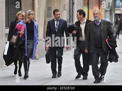 L'ancien Trader français Jerome Kerviel (C) de la banque française Société générale (SG) arrive avec ses avocats Caroline Wassermann (2e L), Bernard Benaiem (2e R) et Francis Tissot (R) pour une audition par le magistrat instructeur, le juge Renaud Van Ruymbeke, à l'unité d'enquête financière (pôle financier) du palais de justice de Paris, France le 19 novembre 2008. Kerviel, accusé d'avoir causé des pertes de plusieurs milliards d'euros, aurait abusé de la confiance de ses patrons et exploité des trous dans le système de sécurité de la banque, a été accusé en août 2008 de « complicité d'insertion frauduleuse de données dans un système informatique ». Un Banque D'Images