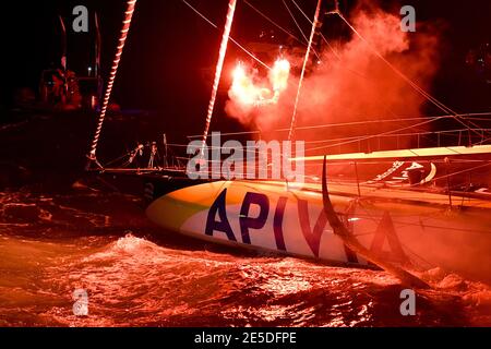 Charlie Dalin (fra) naviguant sur l'Imoca Apivia lors de l'arrivée du Globe Vendée 2020-2021, 9e édition de la course de yacht solo non-stop, le 27 janvier 2021 à les Sables-d'Olonne, France - photo Christophe Favreau / DPPI / LiveMedia Banque D'Images