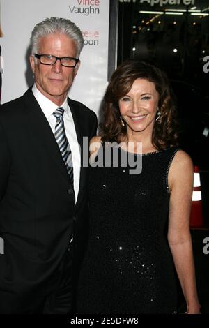 Ted Danson et sa femme Mary Steenburgen arrivent à la première à Los Angeles de « four Christmases » au Grauman's Chinese Theatre à Hollywood, Los Angeles, CA, États-Unis le 20 novembre 2008. Photo de Baxter/ABACAPRESS.COM Banque D'Images