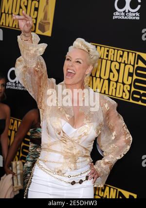 Brigitte Nielsen arrive pour les American Music Awards 2008 qui se tiennent au Nokia Theatre de Los Angeles, CA, Etats-Unis, le 23 novembre 2008. Photo de Lionel Hahn/ABACAPRESS.COM Banque D'Images