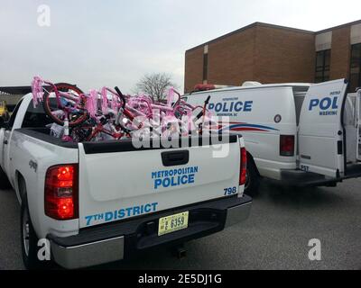 Le service de police métropolitain transporte des vélos depuis la base commune Anacostia-Bolling (JBAB) 131217 Banque D'Images