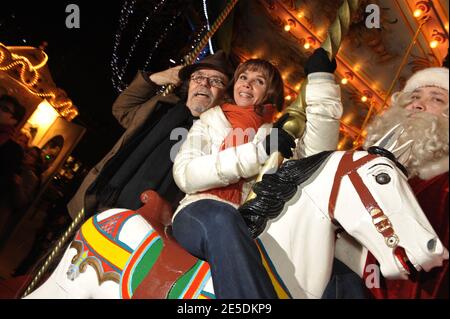 Victoria Abril et Jean-Michel rives assistent à l'ouverture du marché de Noël sur les champs-Elysées à Paris, France, le 26 novembre 2008. Photo de Giancarlo Gorassini/ABACAPRESS.COM Banque D'Images