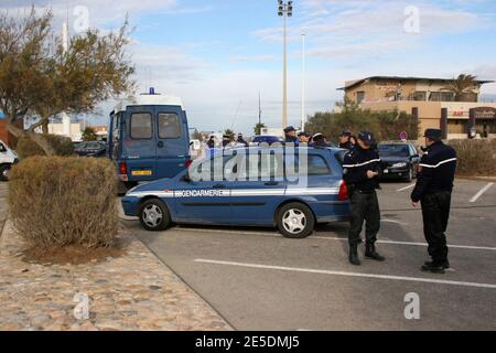 Le policier français est vu près de la zone d'un accident d'avion, au large du port de Canet-en-Roussillon, dans le sud de la France, le vendredi 28 novembre 2008. Un avion de passagers Airbus A320 portant la livrée d'Air New Zealand s'est écrasé au large de la côte sud de la France lors d'un vol d'entraînement le jeudi 27 novembre 2008, tuant deux personnes et laissant les cinq autres à bord disparus. Photo de Michel Clementz/ABACAPRESS.COM Banque D'Images