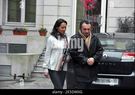 Segolene Royal, candidate socialiste à la présidence, et le sénateur Noel Guérini quittent le quartier général du Parti socialiste après une rencontre avec Martine Aubry, première secrétaire du Parti socialiste nouvellement élu, à Paris, en France, le 29 novembre 2008. Photo de Mousse/ABACAPRESS.COM Banque D'Images
