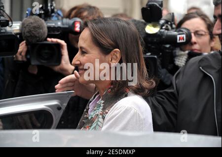 Segolene Royal, candidate socialiste à la présidence, quitte le siège du Parti socialiste après une rencontre avec Martine Aubry, Secrétaire du Parti socialiste nouvellement élu, à Paris, en France, le 29 novembre 2008. Photo de Mousse/ABACAPRESS.COM Banque D'Images