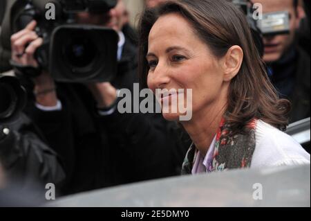 Segolene Royal, candidate socialiste à la présidence, quitte le siège du Parti socialiste après une rencontre avec Martine Aubry, Secrétaire du Parti socialiste nouvellement élu, à Paris, en France, le 29 novembre 2008. Photo de Mousse/ABACAPRESS.COM Banque D'Images